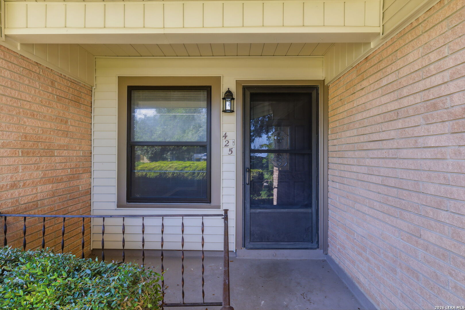 425 E Wright Blvd