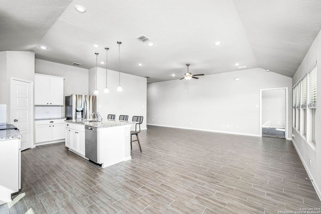 Photo of 1117 Amber Lake, Seguin, TX 78155 (MLS # 1922591)