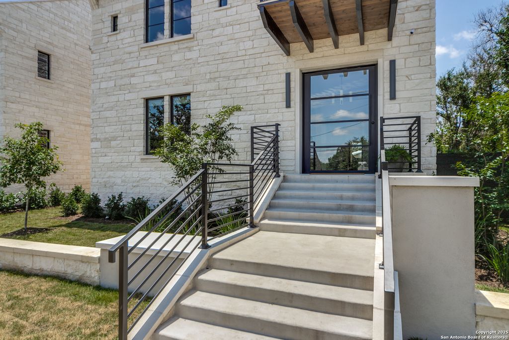 Photo of 401 Oak Park Dr Unit B, Boerne, TX 78006 (MLS # 1909473)