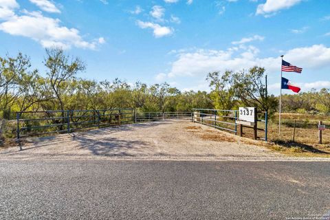 3137 County Road 5710 Devine TX 78016