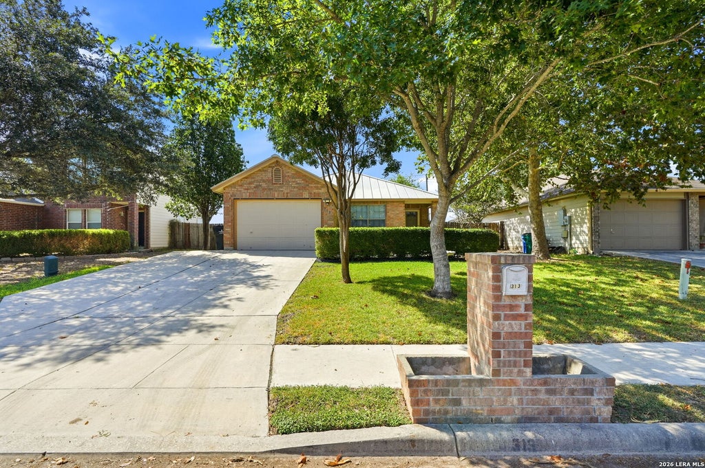 Photo of 313 Chisholm Trl, Seguin, TX 78155 (MLS # 2013911)