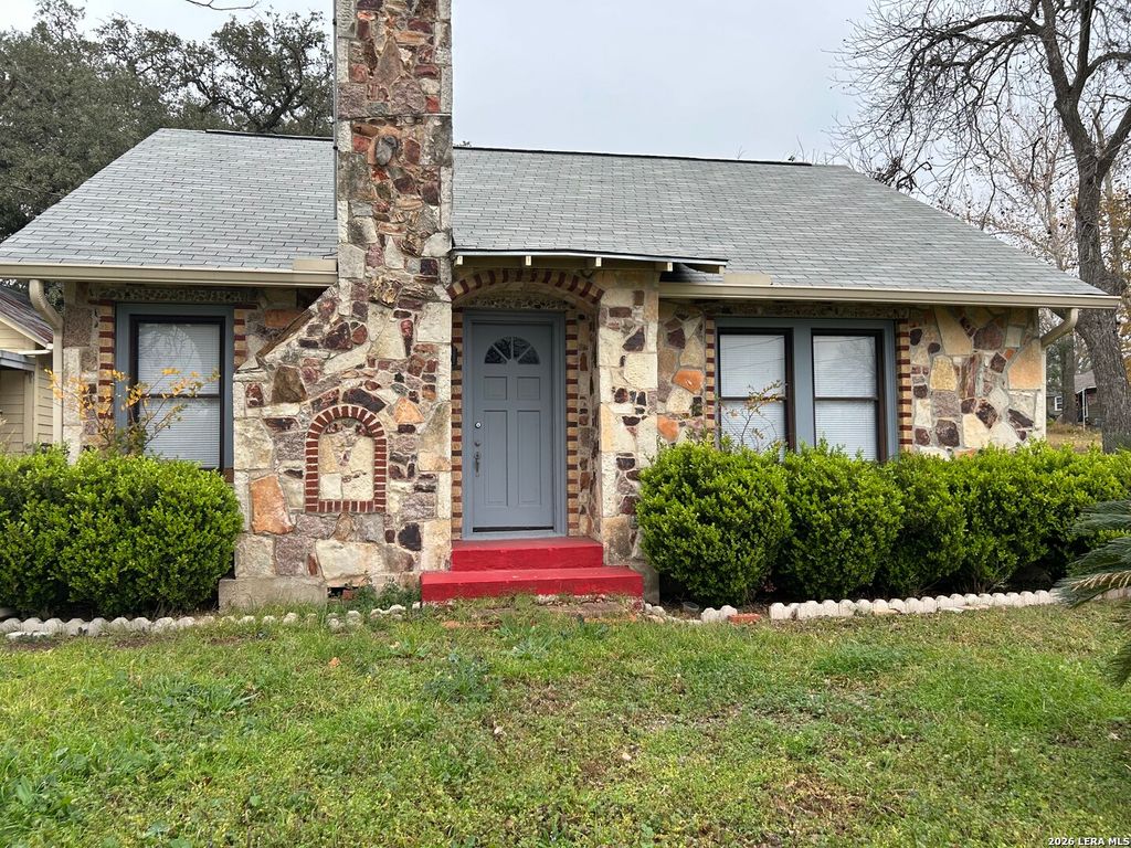 Photo of 816 S Austin, Seguin, TX 78155 (MLS # 1895518)