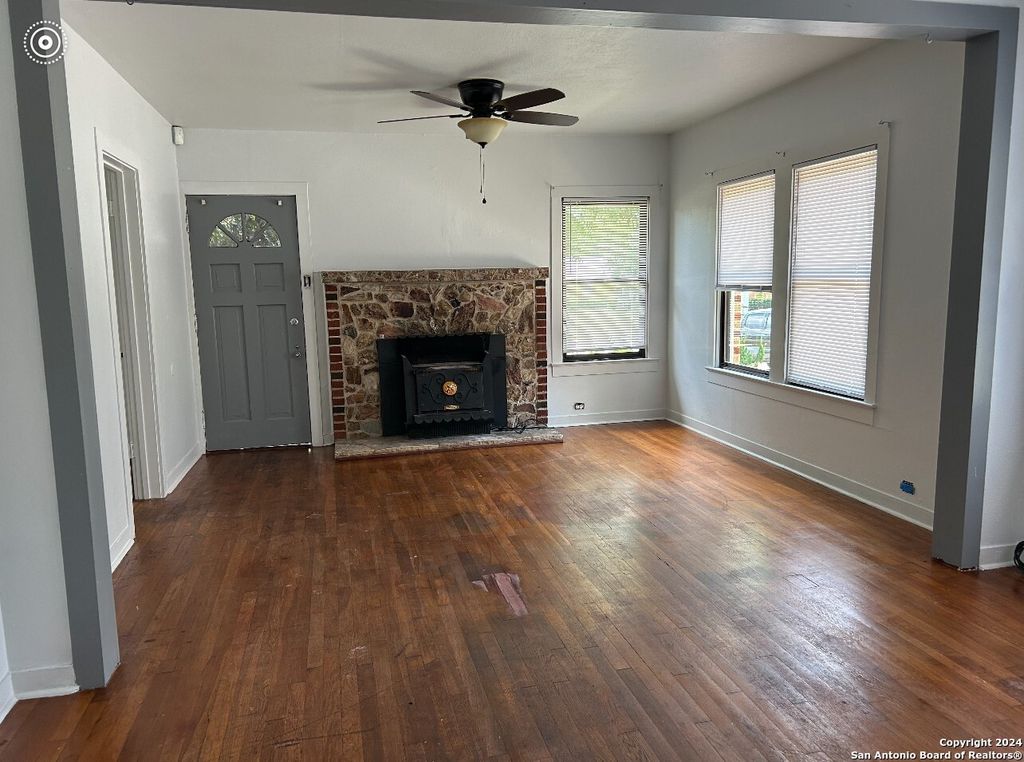 Photo of 816 S Austin, Seguin, TX 78155 (MLS # 1895518)