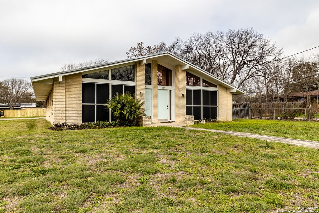 Photo of 317 Gaiety Ln, Kirby, TX 78219 (MLS # 1930210)