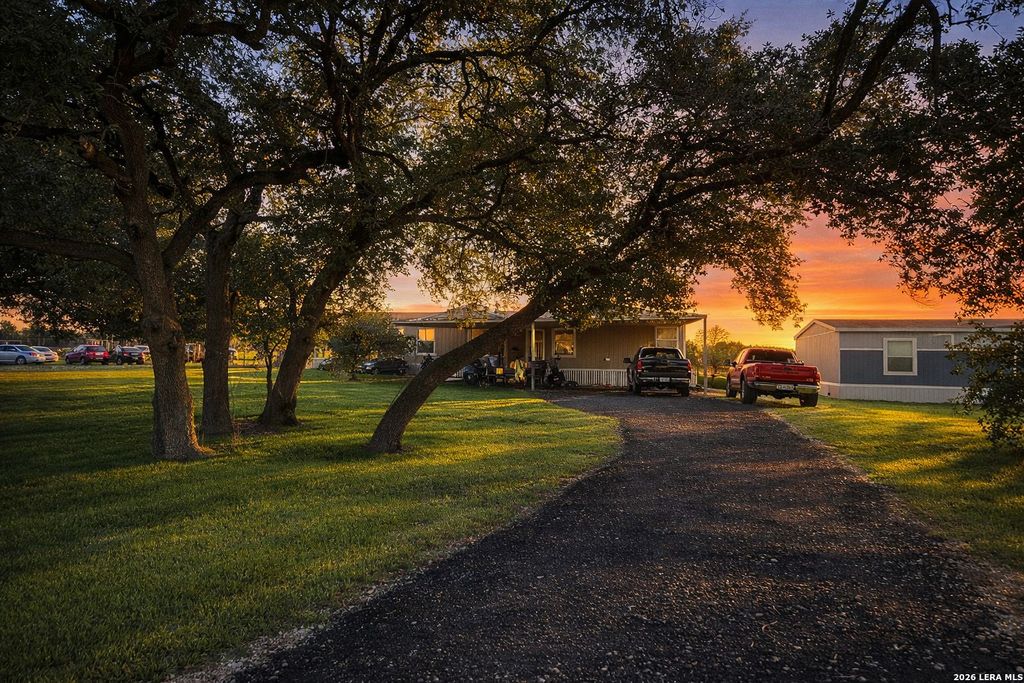 Photo of 137 Viridian View, Pleasanton, TX 78064 (MLS # 1922092)