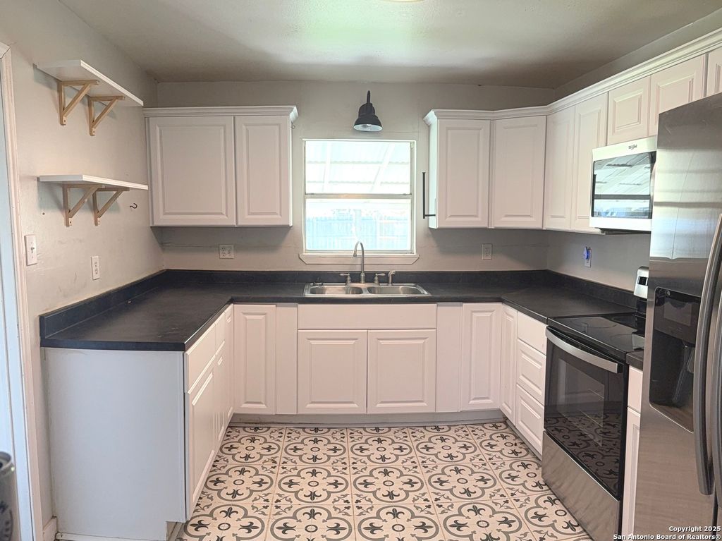 Photo of 907 DOVE AVE, Devine, TX 78016 (MLS # 1921443)