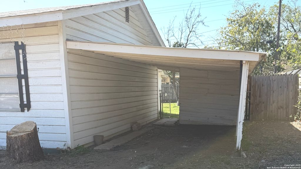 Photo of 907 DOVE AVE, Devine, TX 78016 (MLS # 1921443)