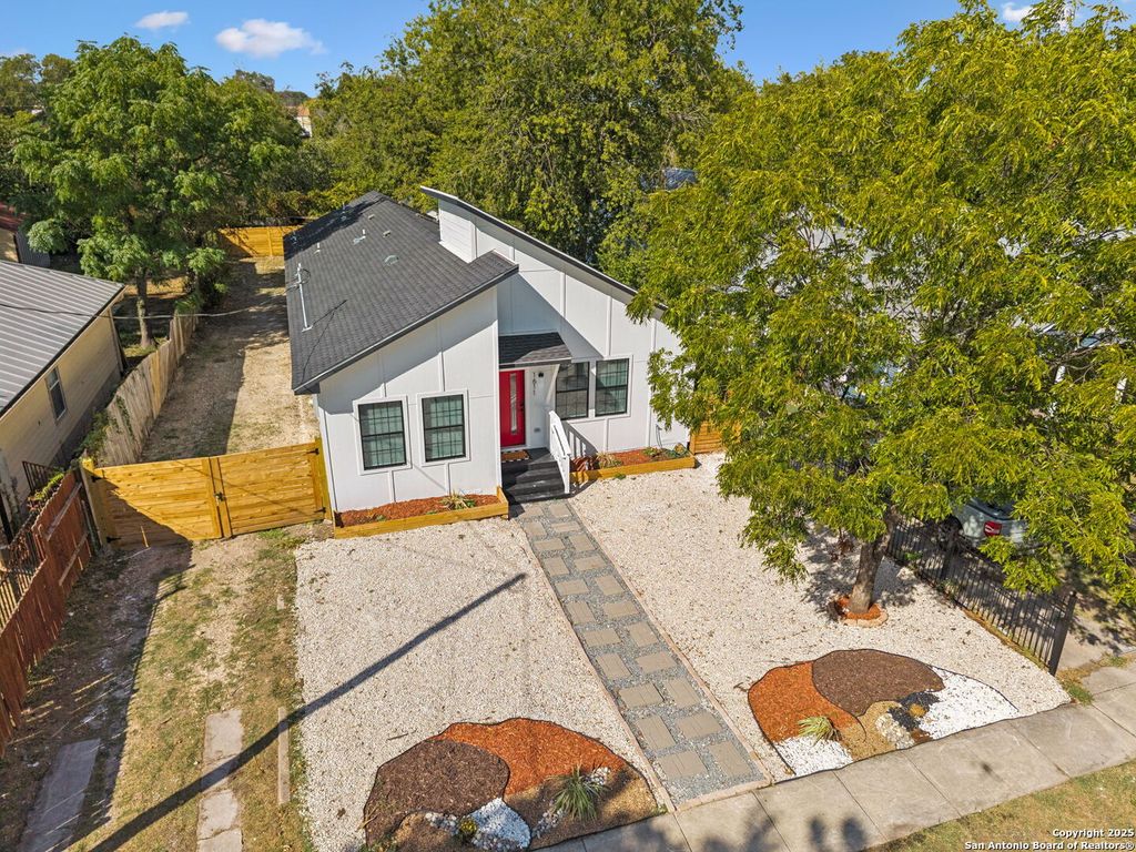 Photo of 1611 W French PL, San Antonio, TX 78201 (MLS # 1950627)