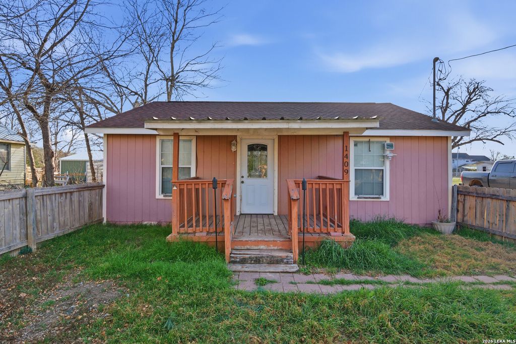 Photo of 1409 N Heideke, Seguin, TX 78155 (MLS # 1944240)