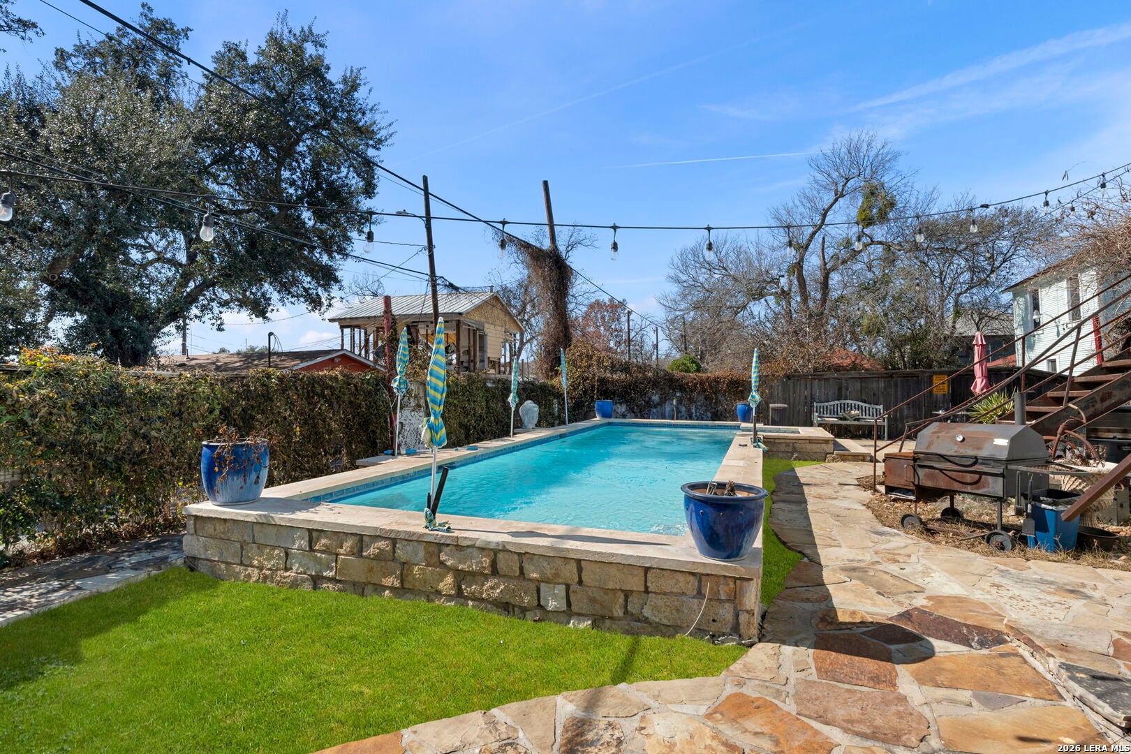 3221 N Flores