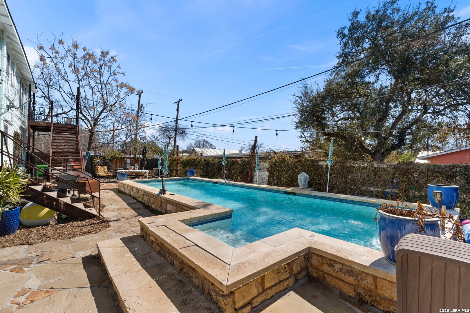 3221 N Flores