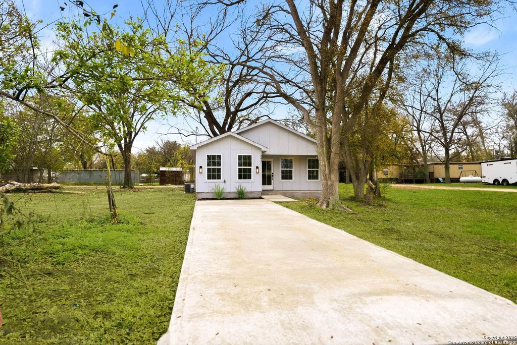 Photo of 243 Meadow Lake Dr Lot 109, Seguin, TX 78155 (MLS # 1930497)