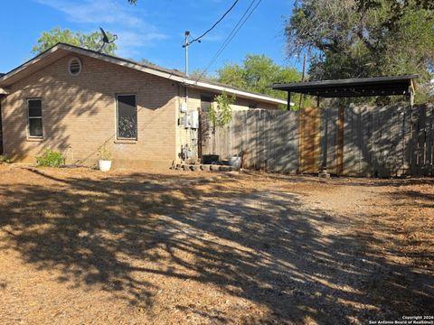 1112 Plum St Floresville TX 78114