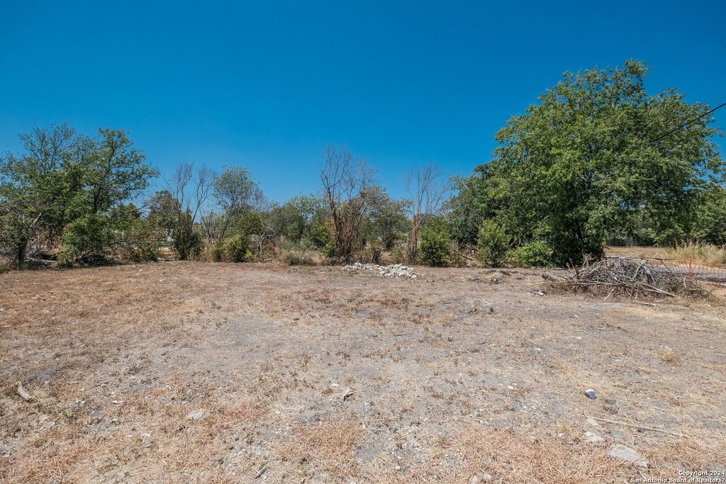 Photo of 208 Henry St, San Antonio, TX 78207 (MLS # 1753100)