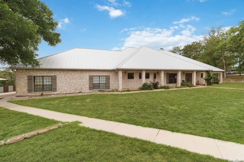 233 TWIN OAKS DR La Vernia TX 78121