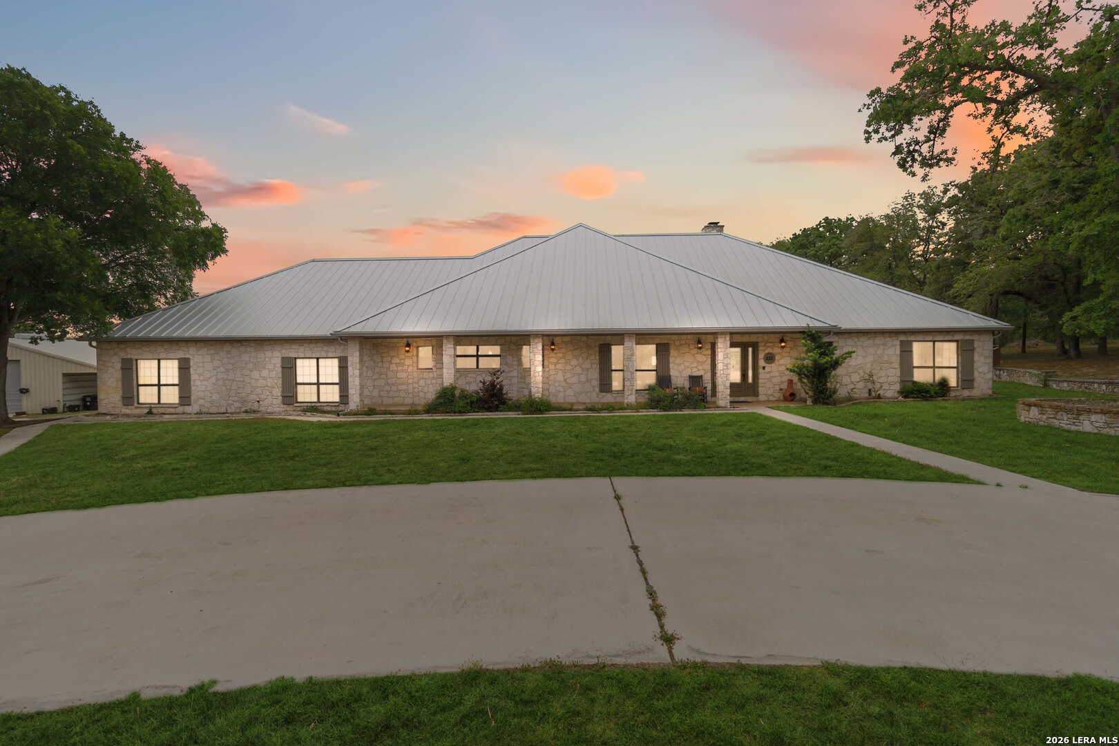 233 TWIN OAKS DR