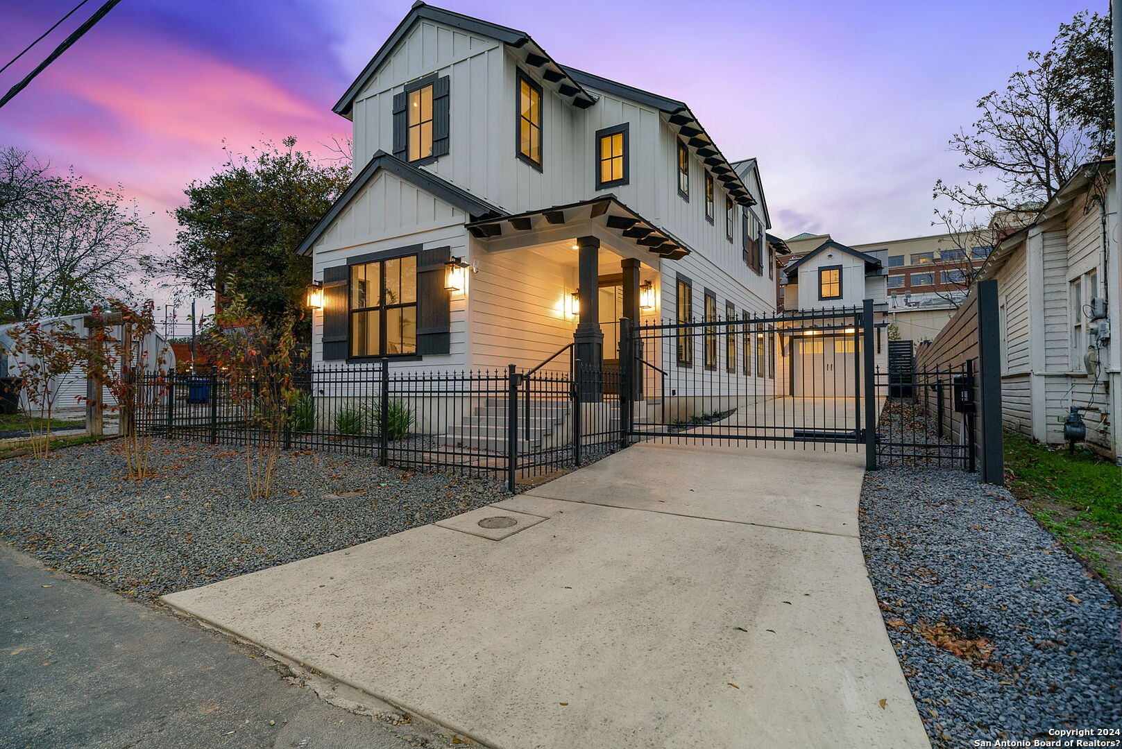 707 E HUISACHE AVE