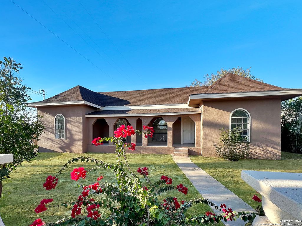 Photo of 624 W Lake St, Crystal City, TX 78839 (MLS # 1929658)