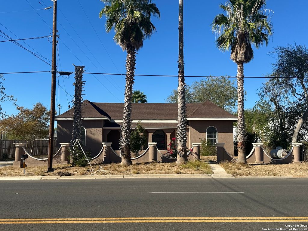 Photo of 624 W Lake St, Crystal City, TX 78839 (MLS # 1929658)