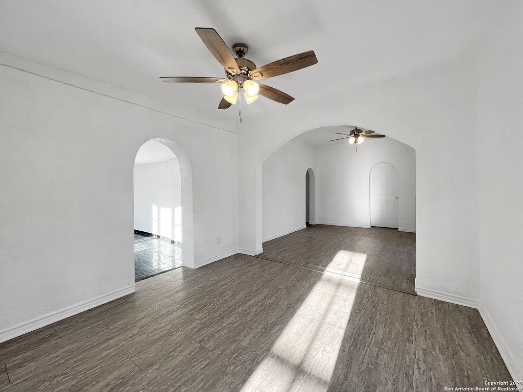 Photo of 624 W Lake St, Crystal City, TX 78839 (MLS # 1929658)