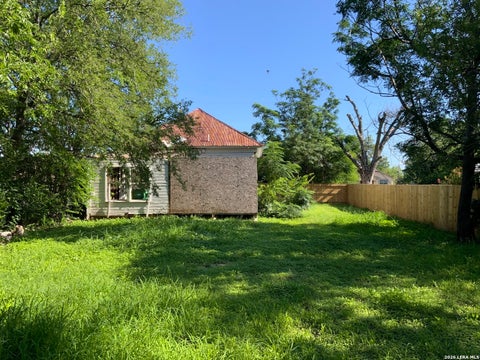 Photo of 127 Fredonia St, San Antonio, TX 78203 (MLS # 1993138)