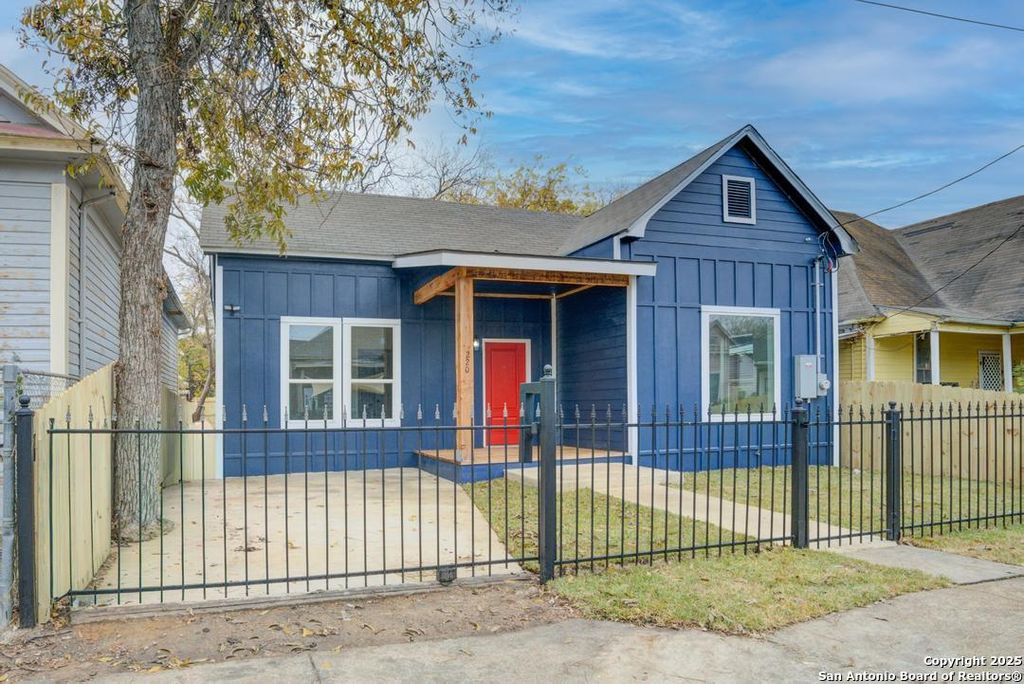 Photo of 220 Omaha St, San Antonio, TX 78203 (MLS # 1930166)