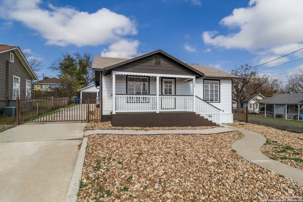 Photo of 2323 E Crockett, San Antonio, TX 78202 (MLS # 1930824)