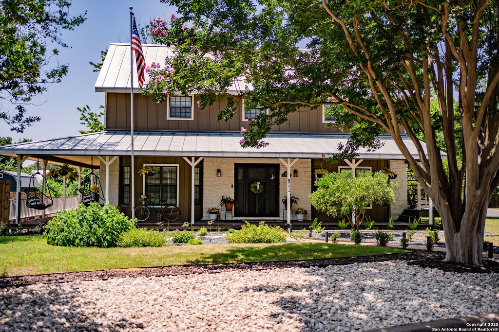 Photo of 611 W Burbank St, Fredericksburg, TX 78624 (MLS # 1925198)