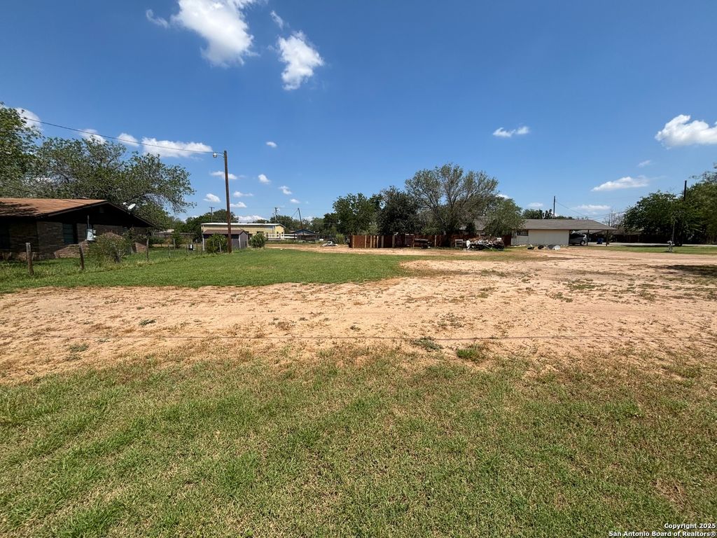 Photo of 704 Curtis, Devine, TX 78016 (MLS # 1895584)