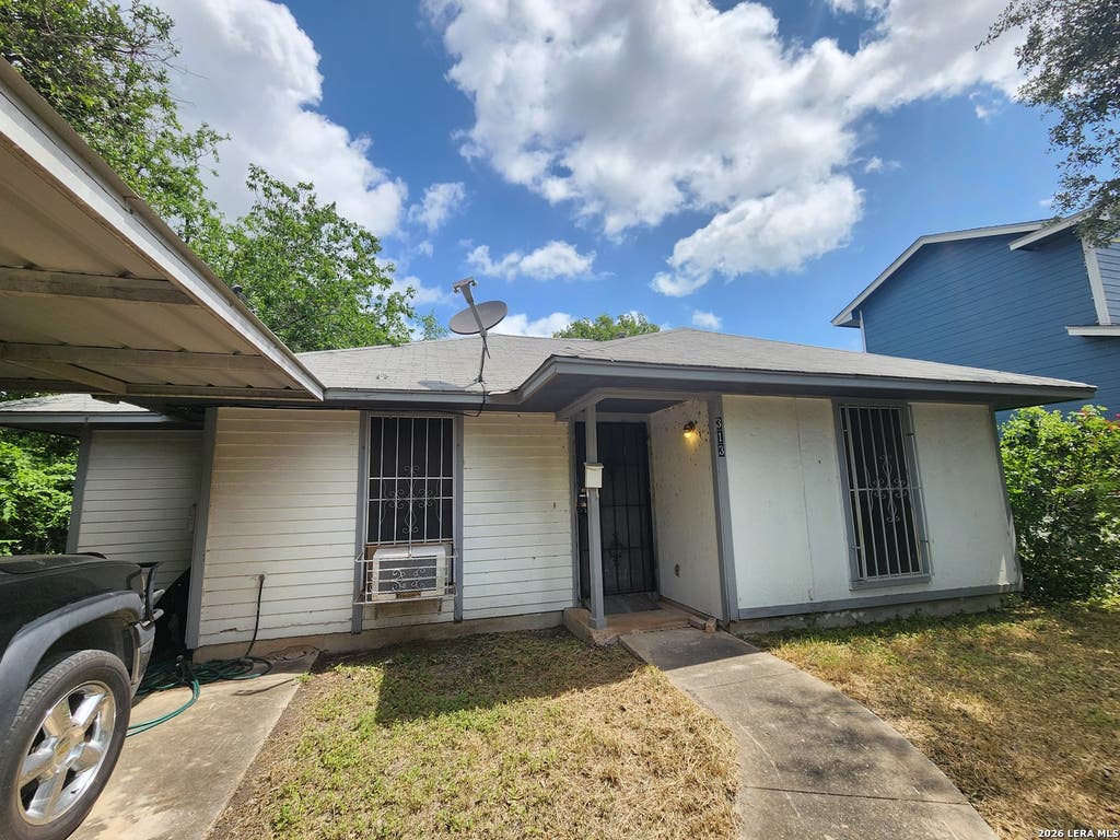 Photo of 313 BEE ST, San Antonio, TX 78208 (MLS # 2011556)