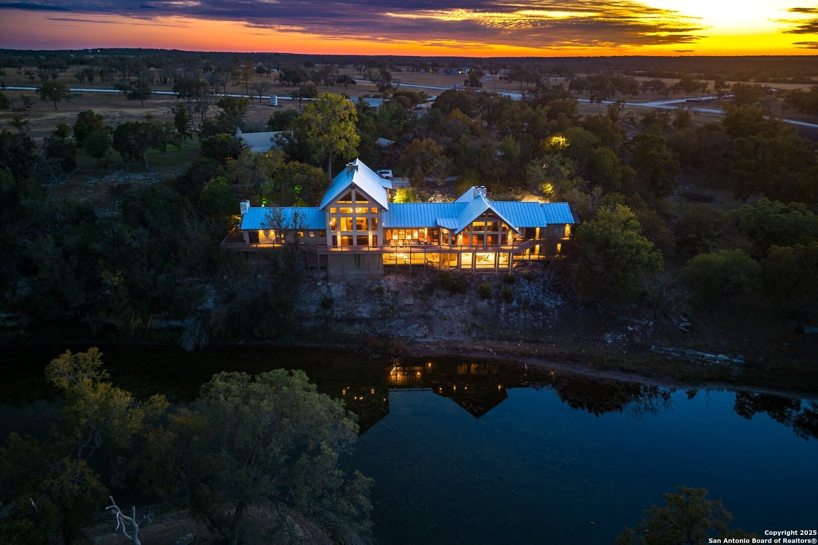 556 Cliff View Loop