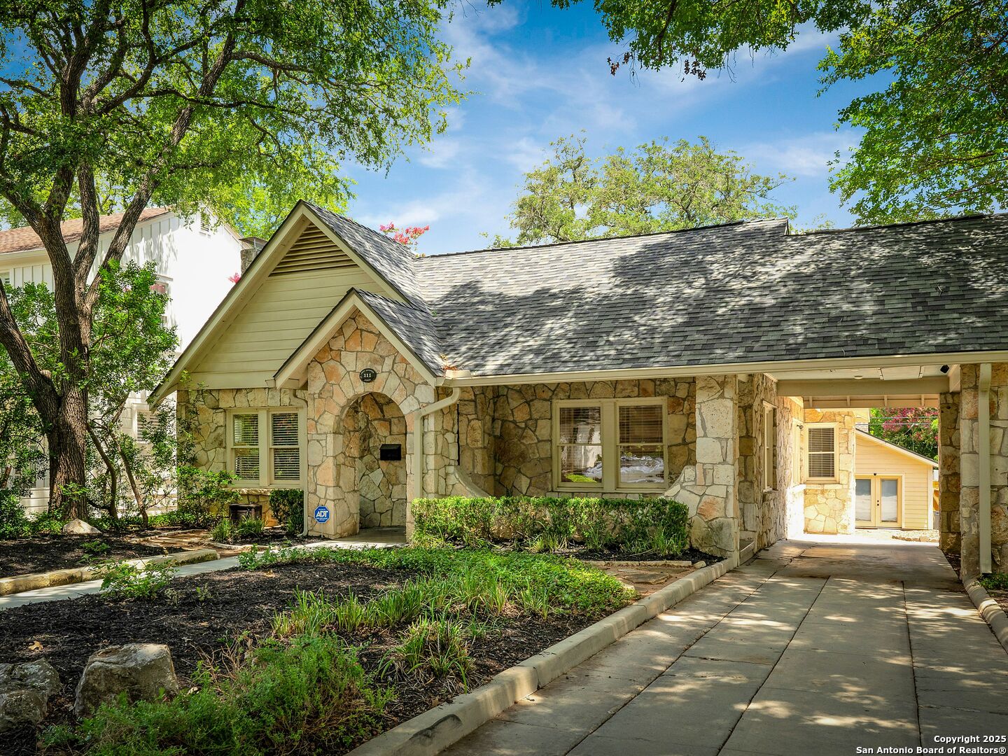111 W Rosewood