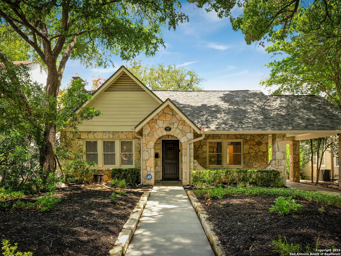 111 W Rosewood
