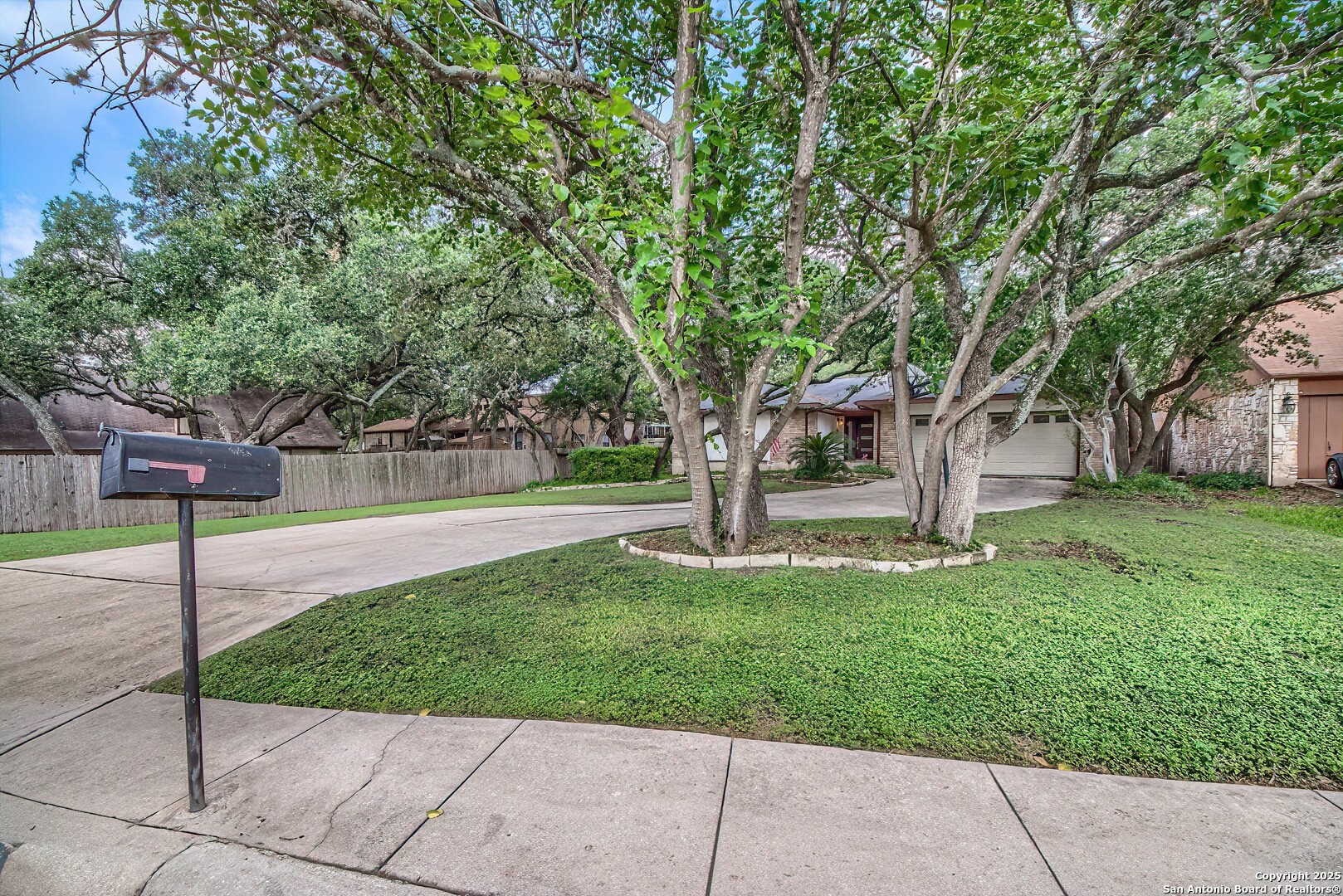 9215 Thornbury
