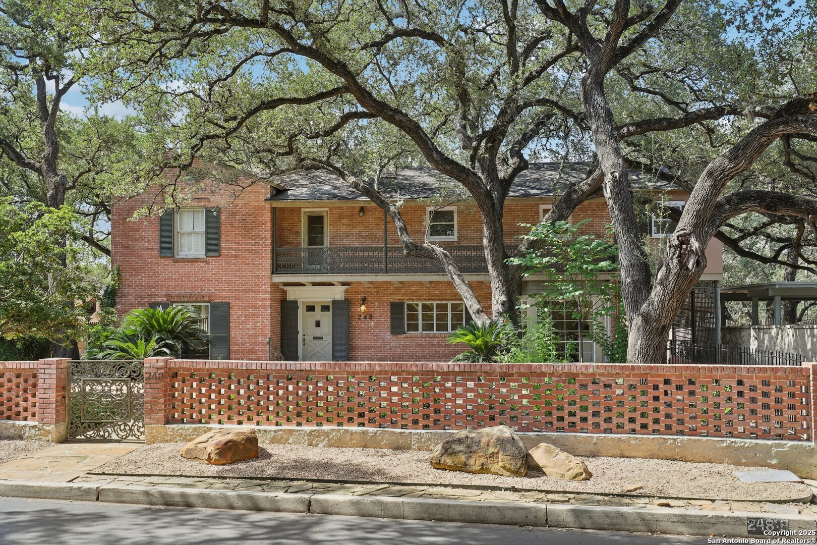 248 E SUMMIT AVE