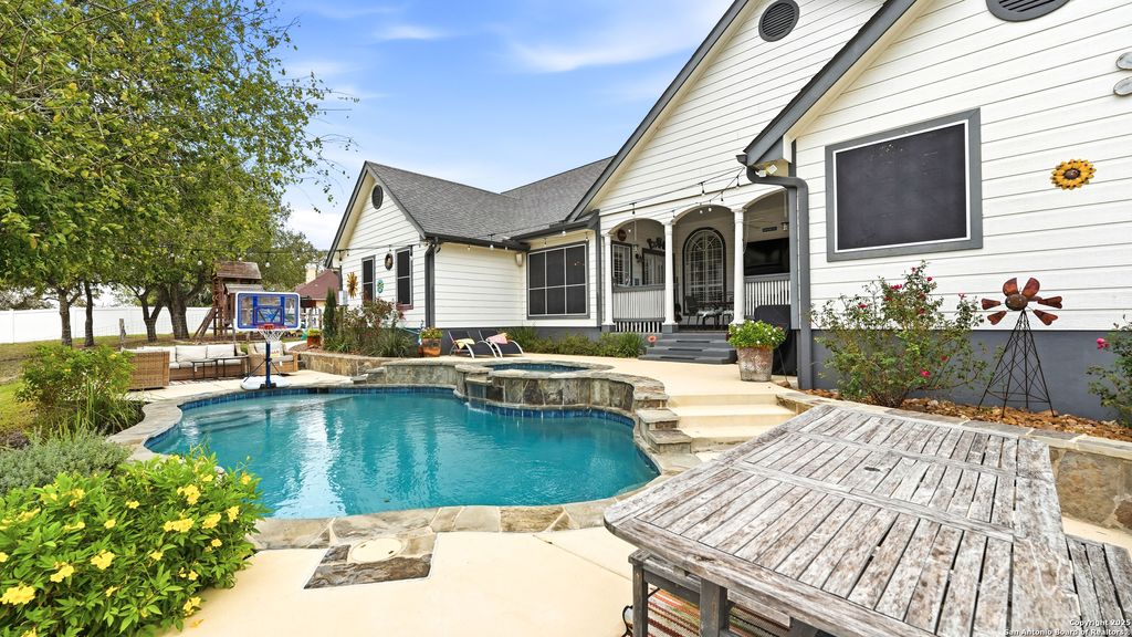 Photo of 226 Broken Arrow, Floresville, TX 78114 (MLS # 1927446)