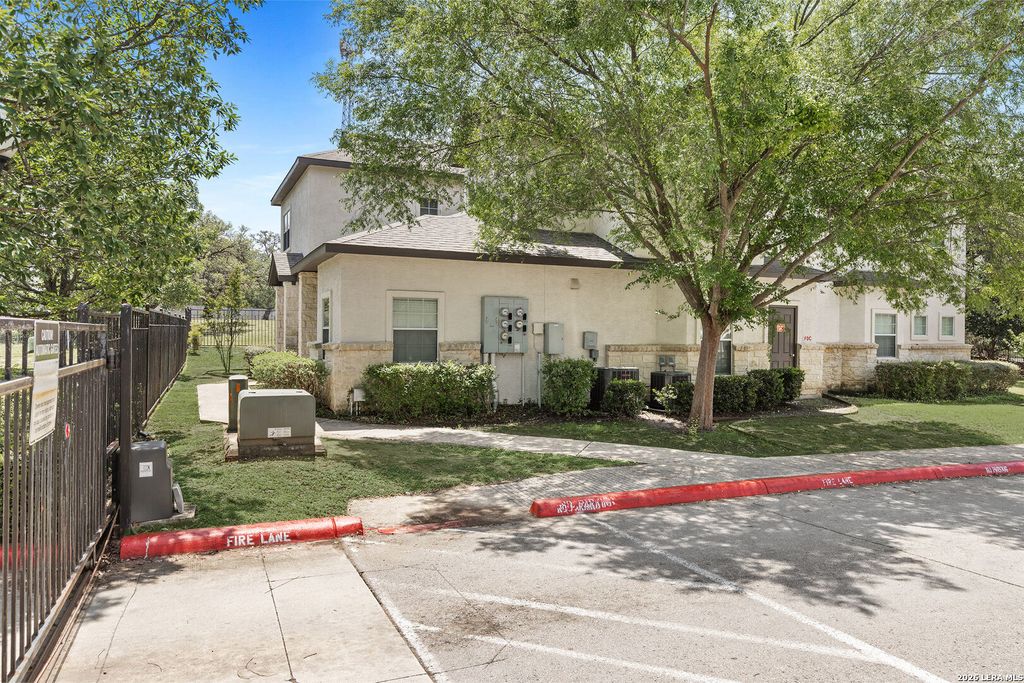 Photo of 1000 DIAMOND DR, Boerne, TX 78006 (MLS # 1961310)