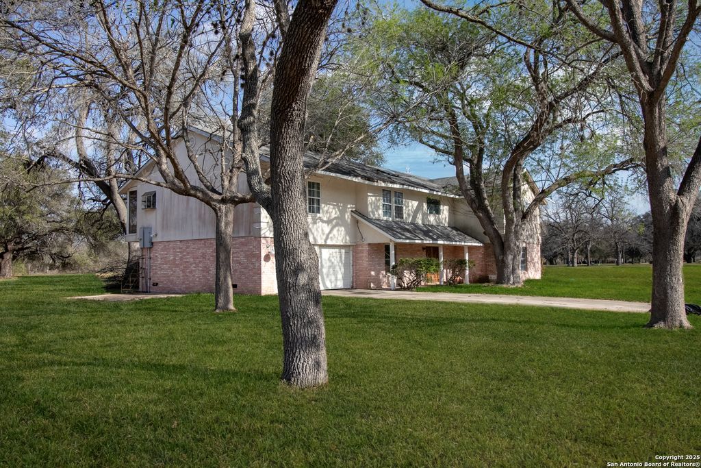 Photo of 7 Glen Cove Dr, Seguin, TX 78155 (MLS # 1962870)