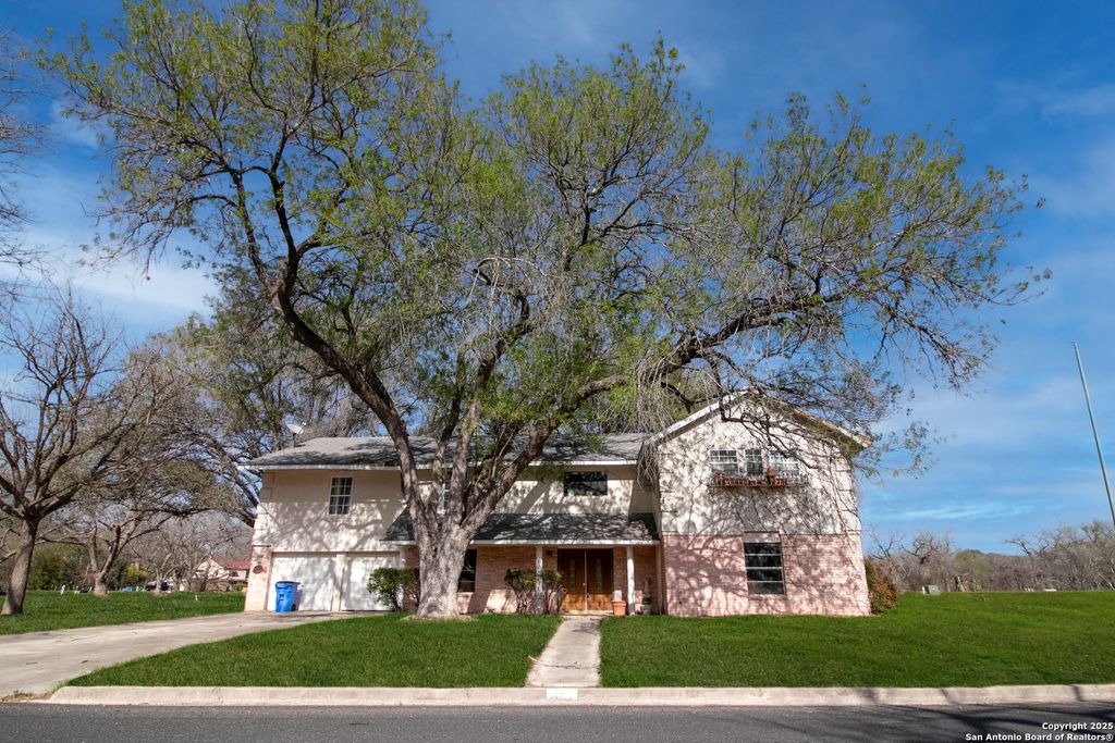 Photo of 7 Glen Cove Dr, Seguin, TX 78155 (MLS # 1962870)