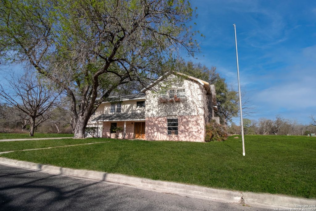 Photo of 7 Glen Cove Dr, Seguin, TX 78155 (MLS # 1962870)