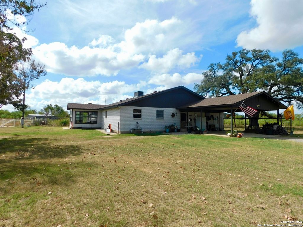 Photo of 462 County Road 763, Devine, TX 78016 (MLS # 1913136)