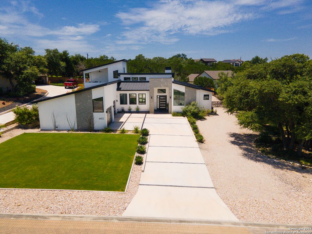 Photo of 690 Kings Point, Canyon Lake, TX 78133 (MLS # 1885603)