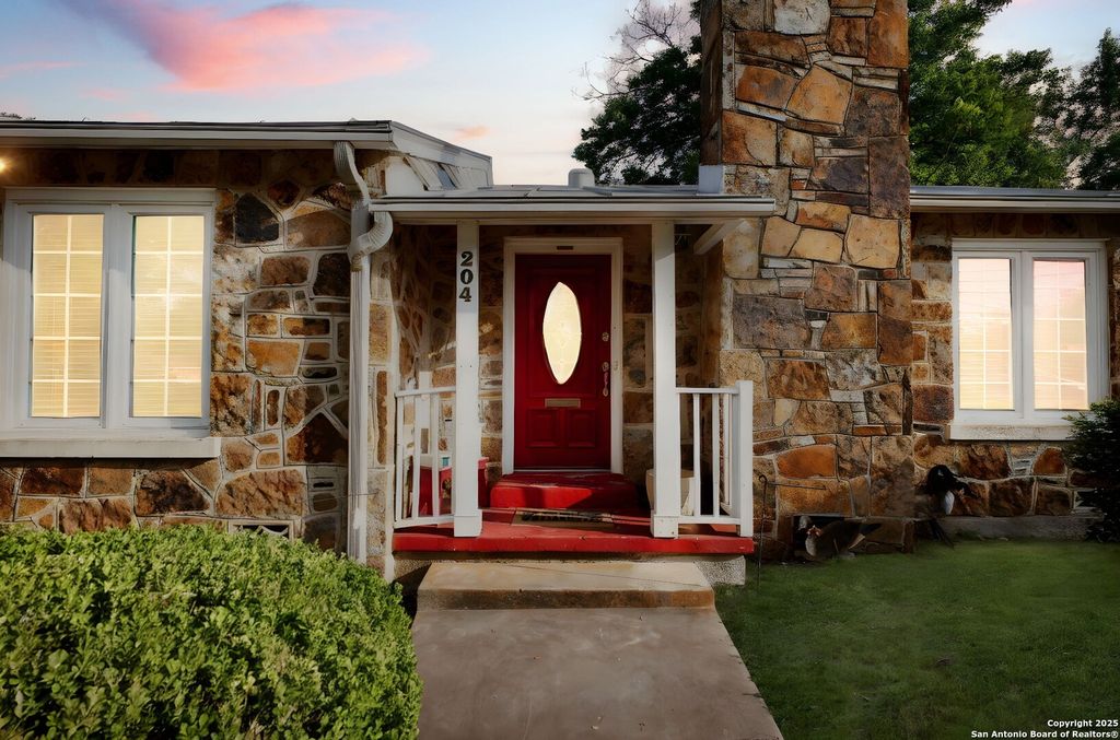 Photo of 204 E Nottingham, San Antonio, TX 78209 (MLS # 1876792)