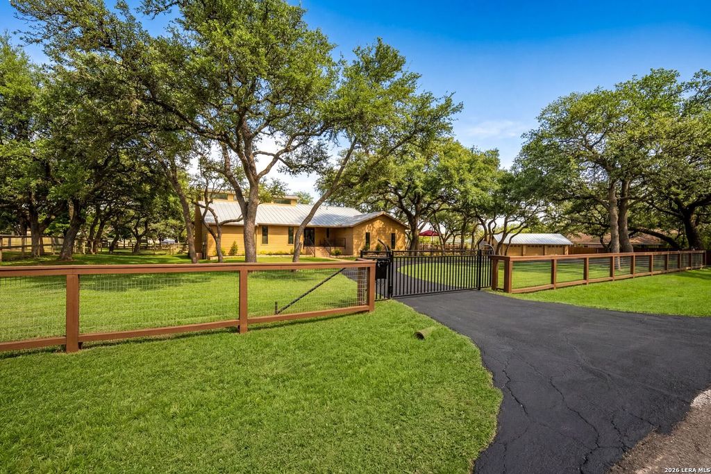 Photo of 29274 Seabiscuit Dr, Fair Oaks Ranch, TX 78015 (MLS # 1949344)