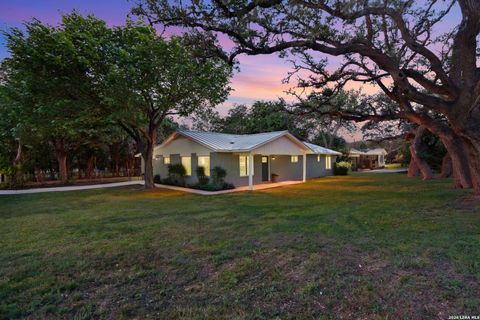 Photo of 404 Oak Park Dr, Boerne, TX 78006 (MLS # 1965089)