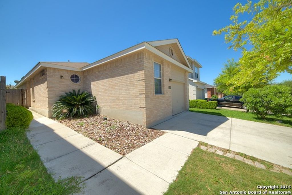 Photo of 42 Coastal Ln, San Antonio, TX 78240 (MLS # 1915223)