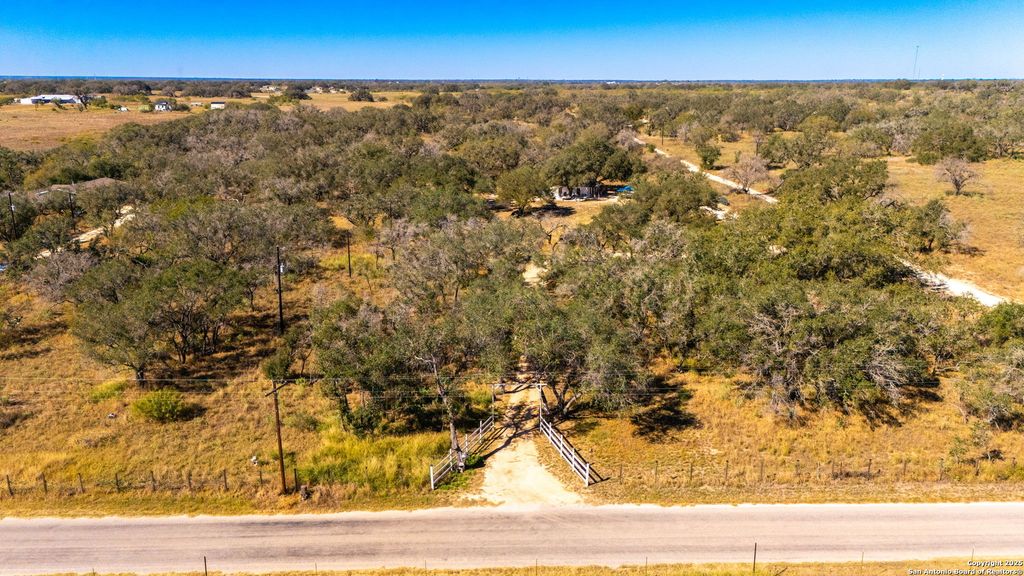 Photo of 1742 County Road 777, Devine, TX 78016 (MLS # 1921961)