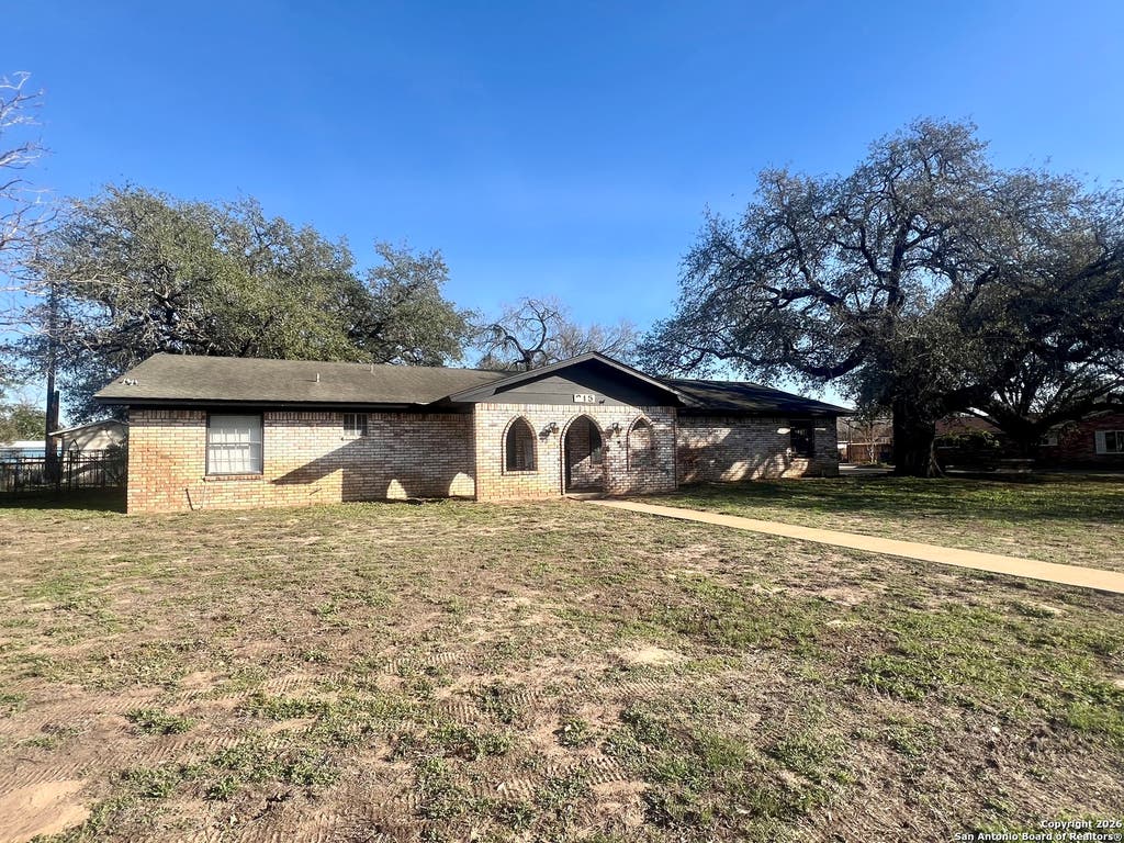 Photo of 215 Lantana, Pleasanton, TX 78064 (MLS # 1930973)