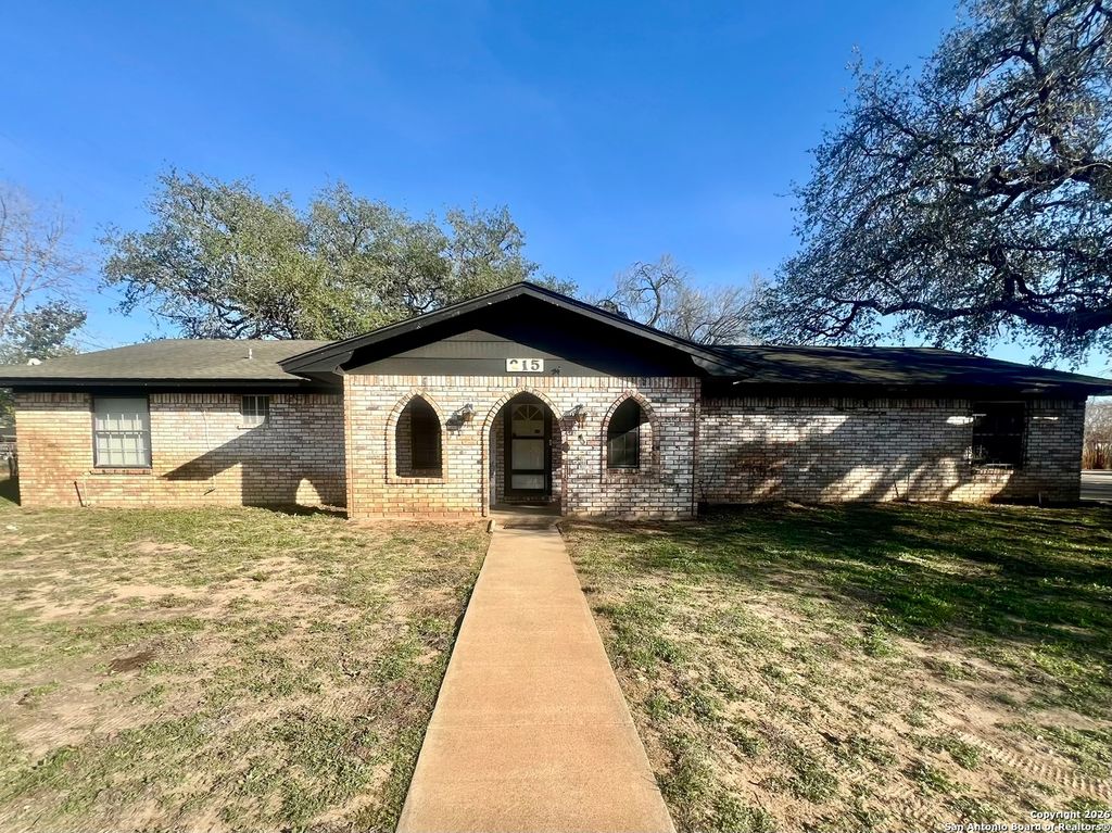 Photo of 215 Lantana, Pleasanton, TX 78064 (MLS # 1930973)