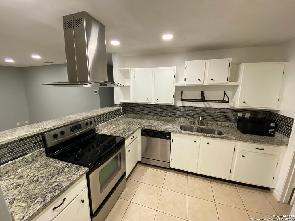 Photo of 7318 HUNTERS LK, San Antonio, TX 78249 (MLS # 2000434)